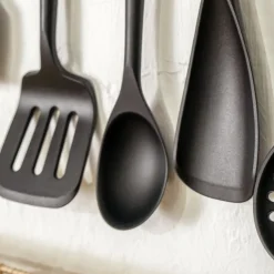 Cuchara de silicona para servir con mango de madera Staub