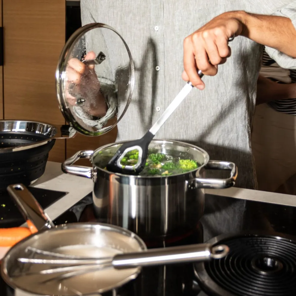 Cuchara espátula con agujero de inox con bordes de silicona Rösle
