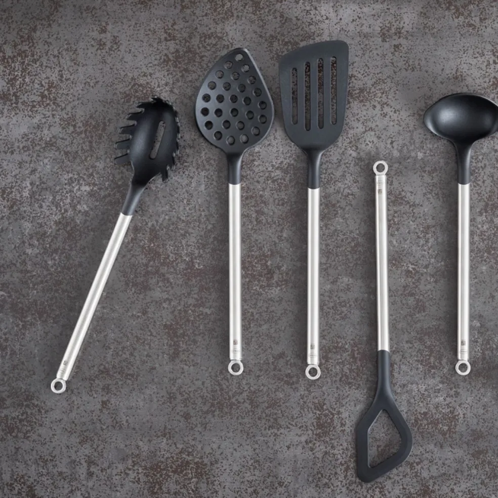Cuchara para pasta de nailon con mango de inox Basic Line Rösle