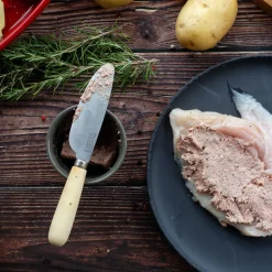 Cuchillo de mantequilla, paté y sobrasada Pallarès