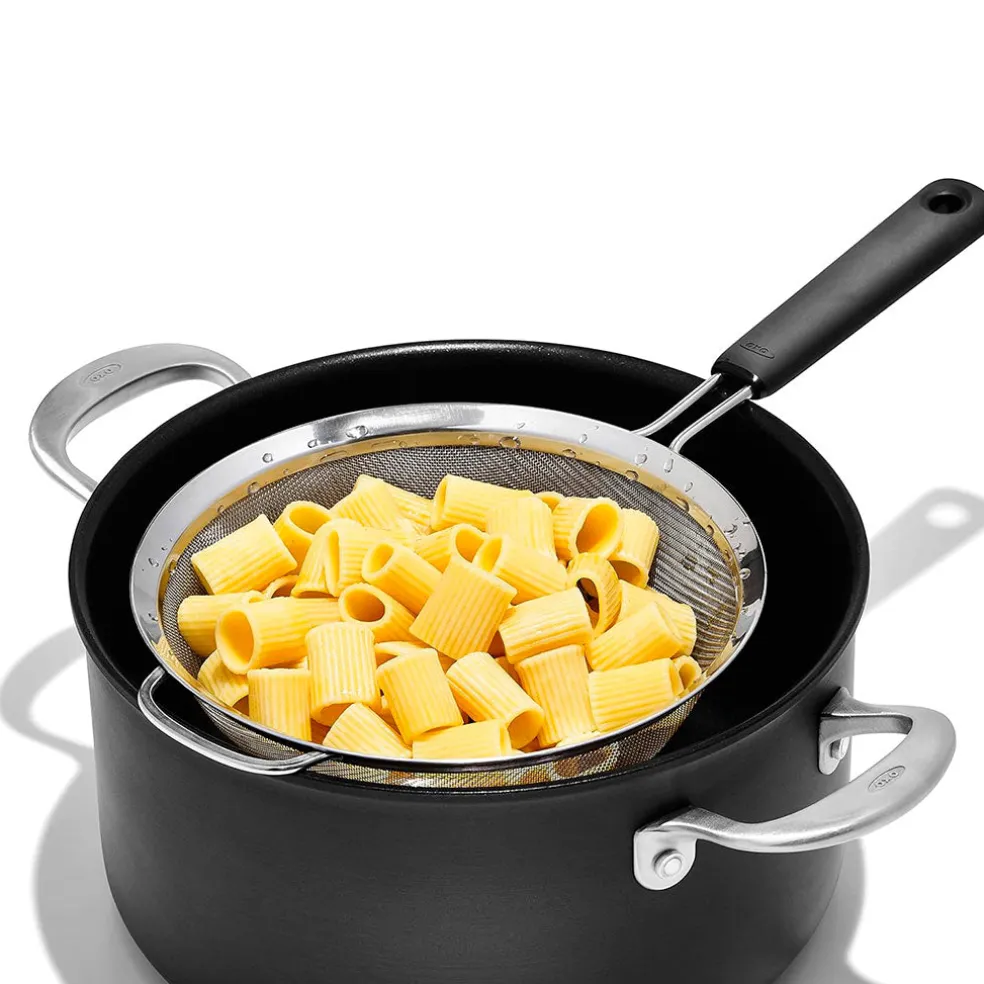 Escurridor de malla con mango OXO