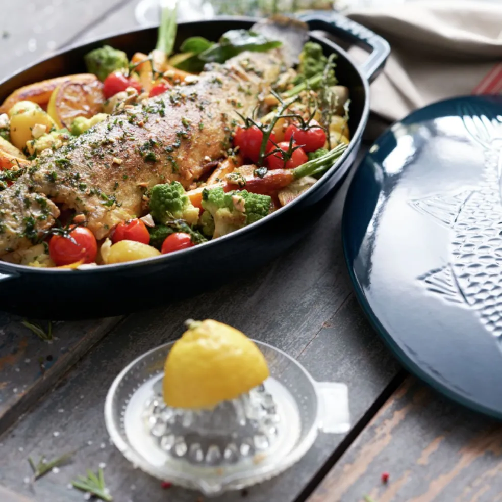 Fuente de horno ovalada de hierro fundido con tapa Staub