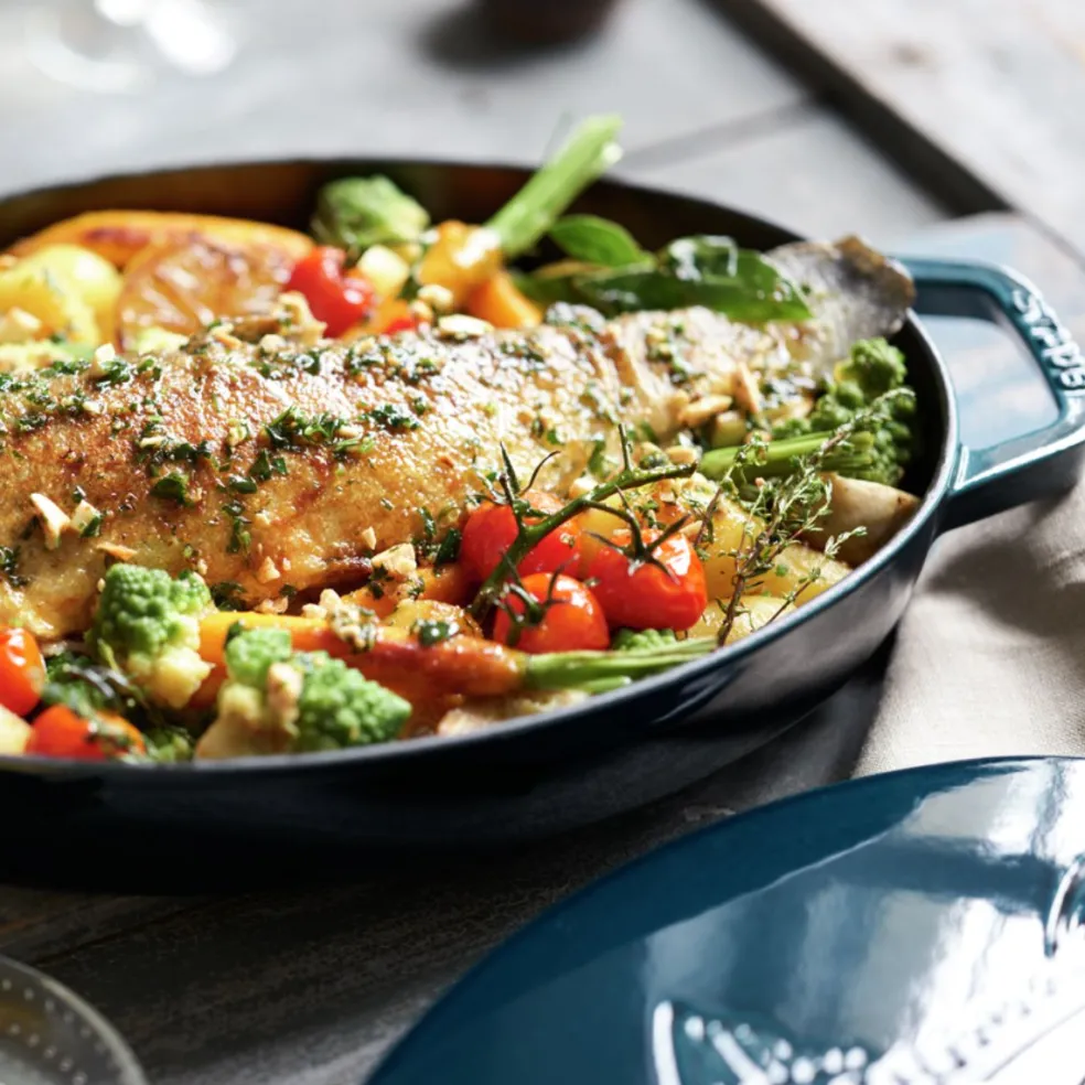 Fuente de horno ovalada de hierro fundido con tapa Staub