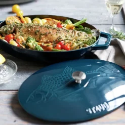 Fuente de horno ovalada de hierro fundido con tapa Staub