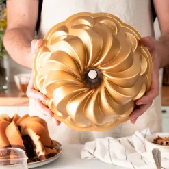 Molde Pirouette dorado Bundt Nordic Ware