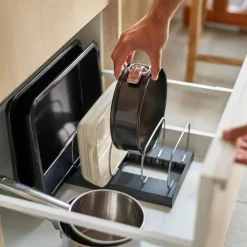 Organizador de cocina para moldes, bandejas y sartenes DraweStore Joseph Joseph