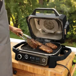 Parrilla eléctrica de exterior con ahumador y freidora de aire Ninja®