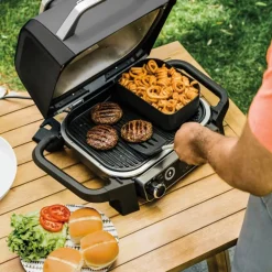 Parrilla eléctrica de exterior con ahumador y freidora de aire Ninja®