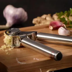 Prensador de ajos de acero inoxidable con rascador Rösle