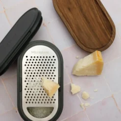 Rallador con contenedor y dos tapas Microplane