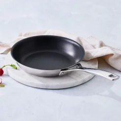Sartén baja antiadherente 3-PLY Classic Le Creuset