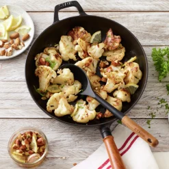 Sartén de hierro fundido con mango de madera Staub