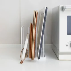 Soporte organizador para tablas y bandejas Yamazaki