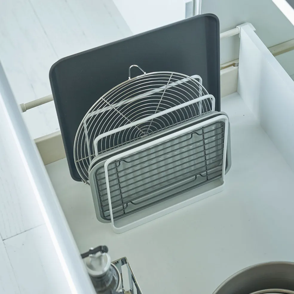 Soporte organizador para tablas y bandejas Yamazaki