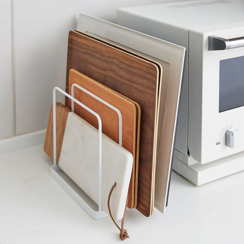Soporte organizador para tablas y bandejas Yamazaki