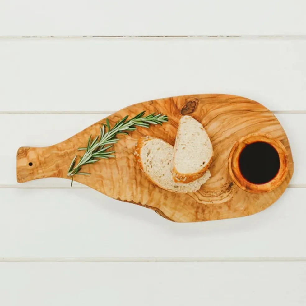 Tabla para cortar y servir de madera de olivo con mango Selbrae